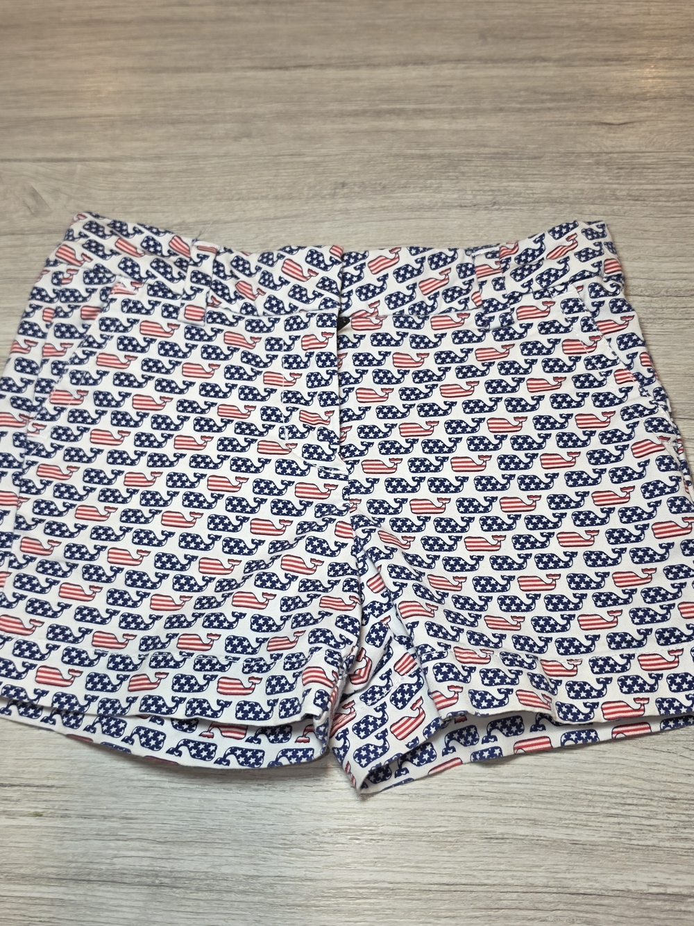 Vineyard Vines Flag Whale shorts featuring a red, white and blue Girls Size 6 A2